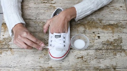 usages alternatifs du dentifrice : nettoyer les chaussures