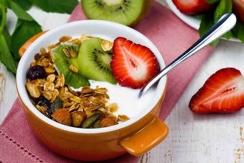 Un yaourt avec des protéines pour le petit-déjeuner.