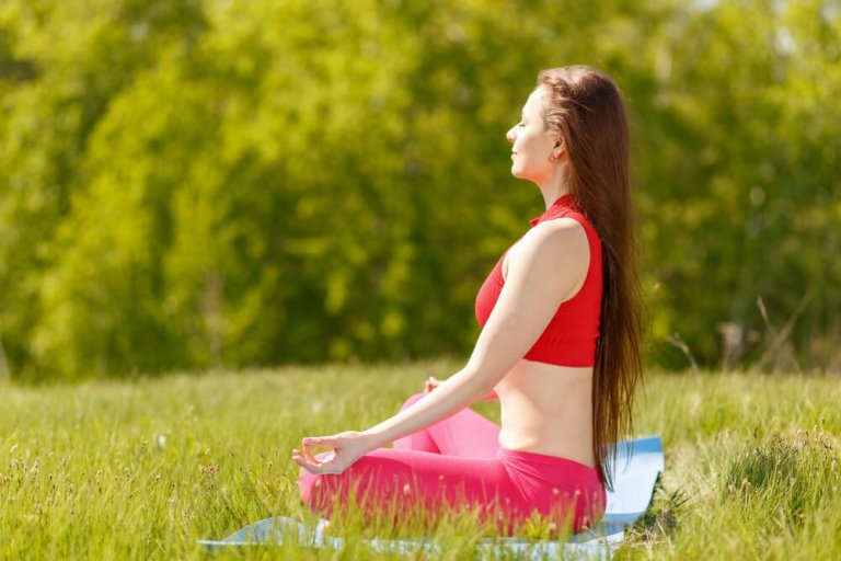 7 postures de yoga pour trouver le bonheur