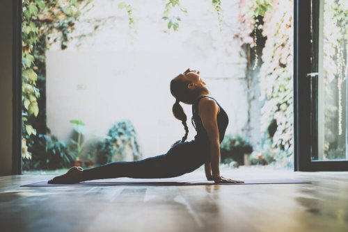 yoga pour trouver le bonheur : posture du cobra