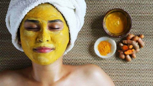 femme faisant un masque au curcuma pour lutter contre la peau grasse