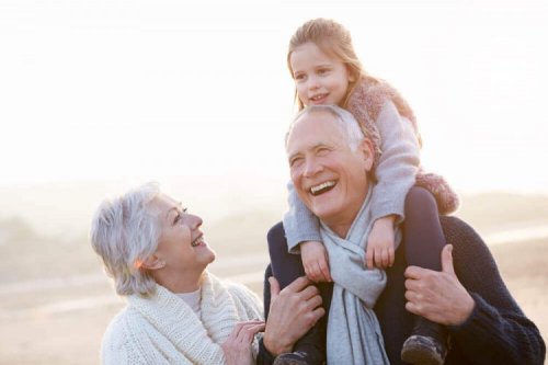 Des grands-parents et leur petite-fille