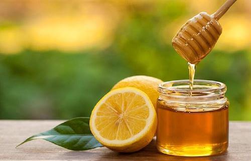 le miel et le citron pour lutter contre la peau grasse
