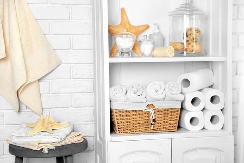 Accessoires pour rendre une salle de bain féminine