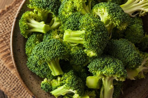 Assiette de brocolis pour préparer des nuggets végétariens