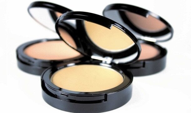 La poudre compacte pour le visage
