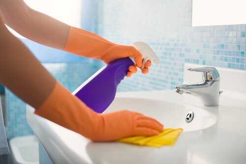 Comment réaliser un désinfectant naturel à base d’huiles essentielles ?