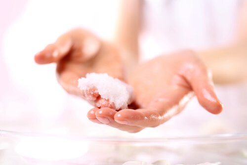 Comment prendre soin de vos mains pour les maintenir jeunes : exfoliation