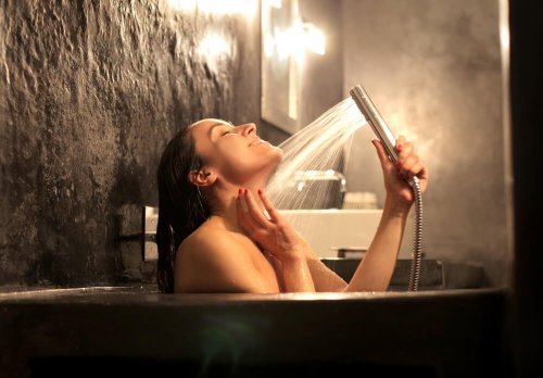 Femme qui reproduit l'ambiance spa à la maison