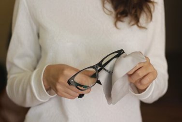 6 astuces pour éliminer les rayures sur les verres de lunettes