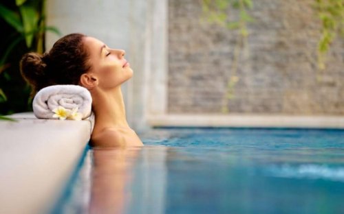 Femme dans la pisicine d'un spa