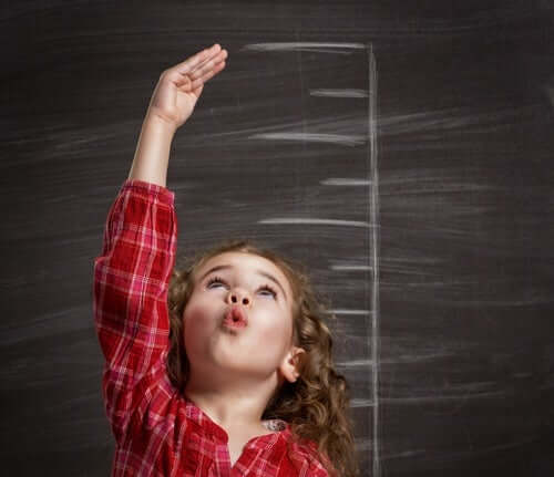 Enfant qui grandit et se mesure.