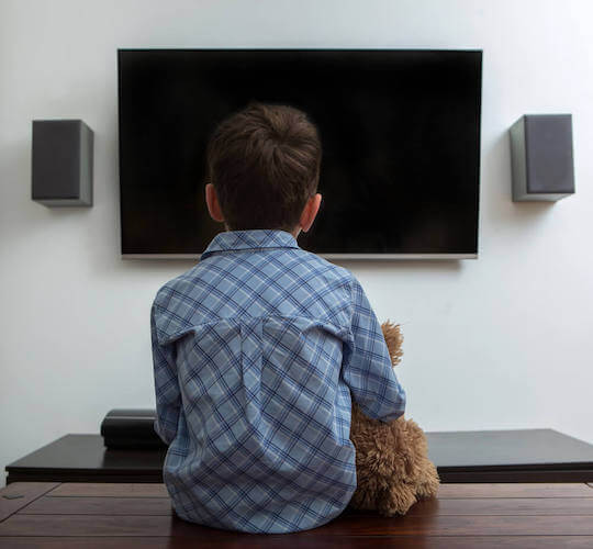 Pendant combien de temps pouvez-vous laisser votre enfant devant la télévision ?