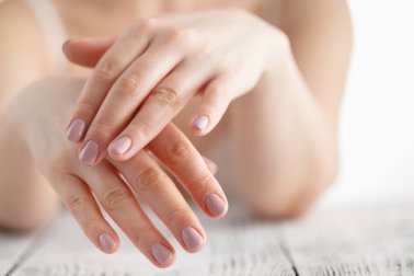 3 soins de base pour protéger ses mains du soleil