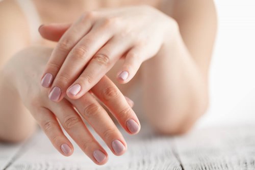 3 soins de base pour protéger ses mains du soleil