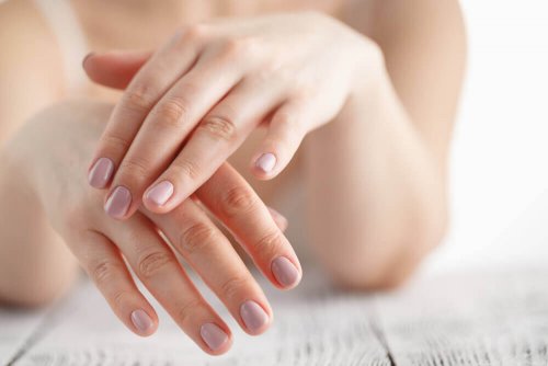 3 soins de base pour protéger ses mains du soleil