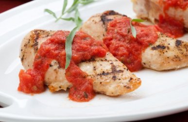 Recette pour préparer de la poitrine de poulet à la tomate