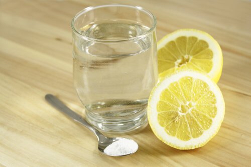 le mélange d'eau tiède, de citron et de bicarbonate de sodium est un des meilleurs antiacides naturels