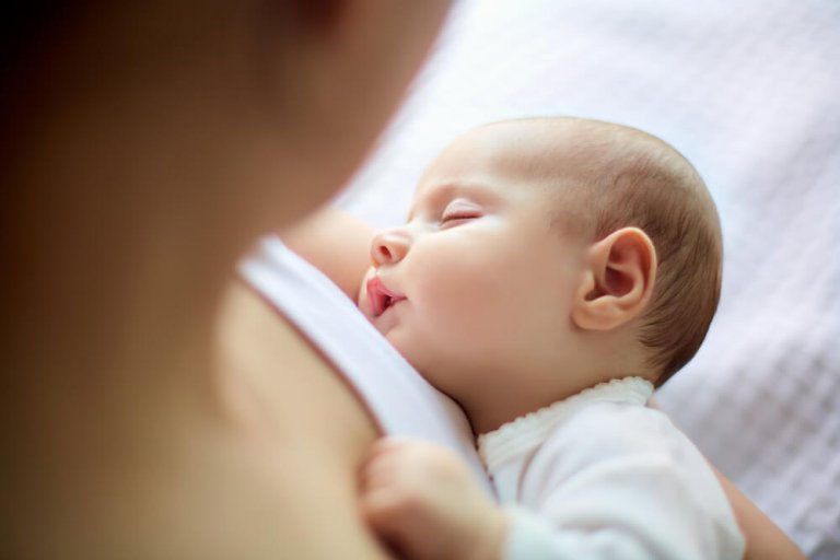 Pourquoi certains bébés s'endorment seulement lorsqu’ils sont proches de leur mère