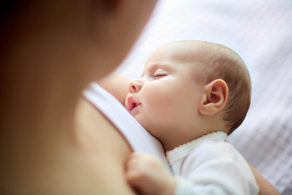 Pourquoi certains bébés s’endorment seulement lorsqu’ils sont proches de leur mère