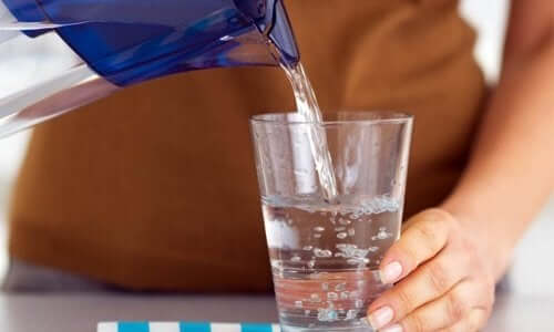 Boire de l'eau contre l'infection urinaire.