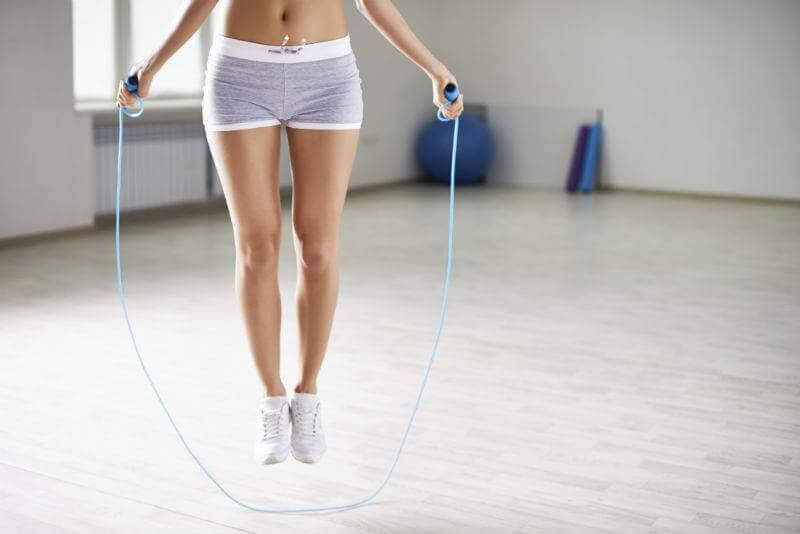 sauter à la corde pour réduire la cellulite