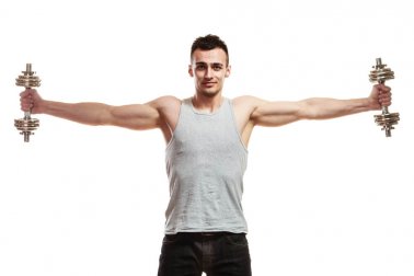 3 exercices avec des haltères pour renforcer les épaules