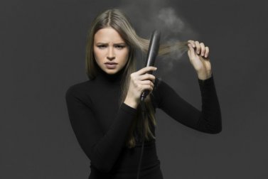 4 astuces pour se lisser les cheveux sans fer à lisser