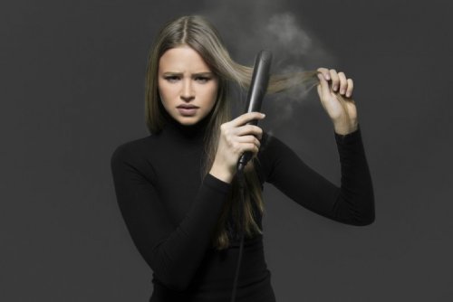 4 astuces pour se lisser les cheveux sans fer à lisser