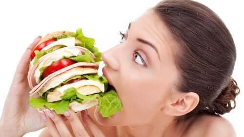 Femme en train de manger un sandwich