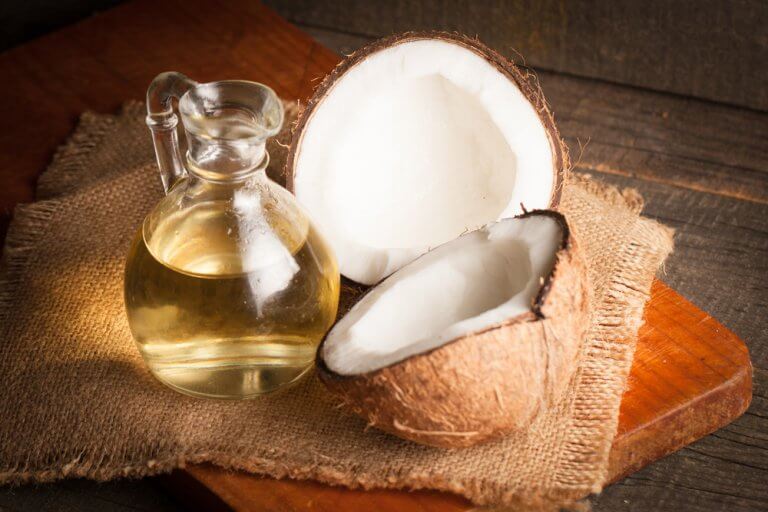 L'huile de coco vous permettra d'éviter les frisottis.