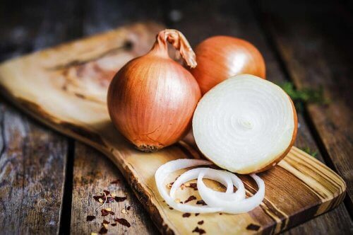 L'oignon soulage les brûlures aux mains