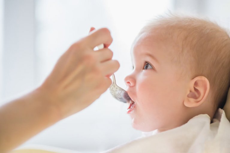8 aliments que vous ne devriez jamais donner à un bébé