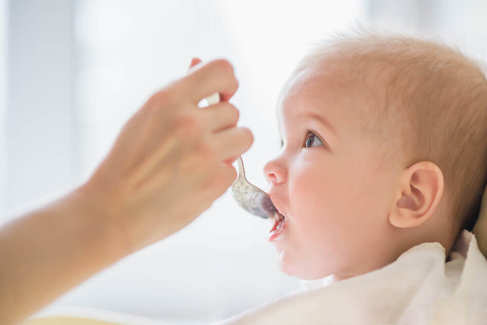 8 aliments que vous ne devriez jamais donner à un bébé