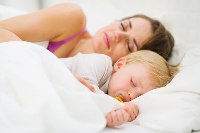 Comment apprendre à un bébé à dormir seul toute la nuit