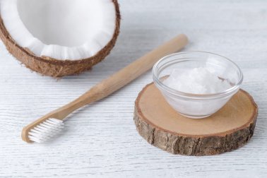 Traitement à l'huile de coco pour prévenir les infections dentaires