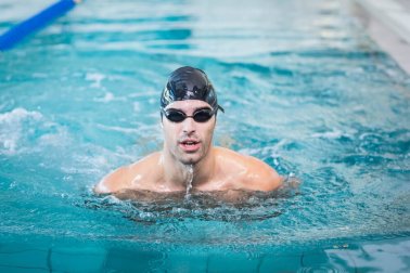 Comment apprendre à nager dans une piscine