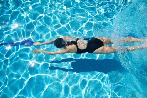 apprendre à nager dans une piscine