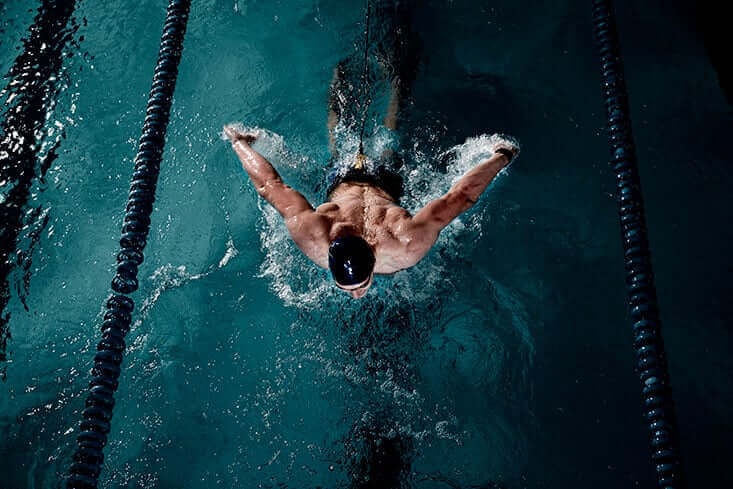 Un homme nage