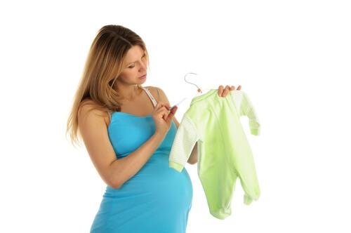Mettre les produits de soin pour bébé dans la valise pour l'accouchement