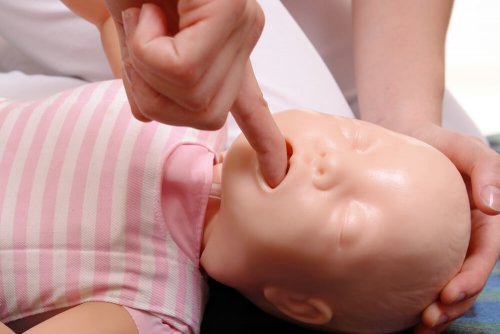 comment réanimer un bébé s'il s'étouffe ?