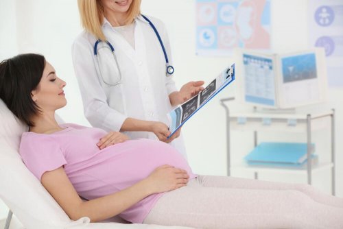 Mettre les vêtements de bébé dans la valise pour l'accouchement