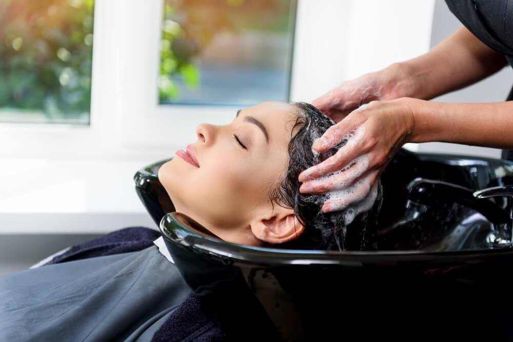 Une visite chez le coiffeur : les 5 meilleurs bienfaits