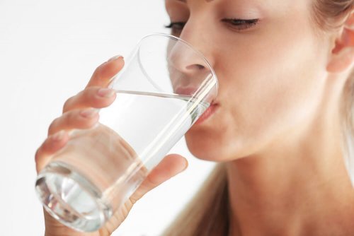 Femme qui boit de l'eau