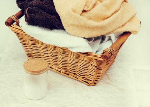 Panier avec des serviettes de bain lavées avec un adoucissant maison