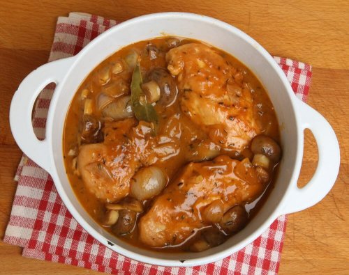 Poulet aux champignons et glacé au vin de Xérès, un plat sain et nutritif