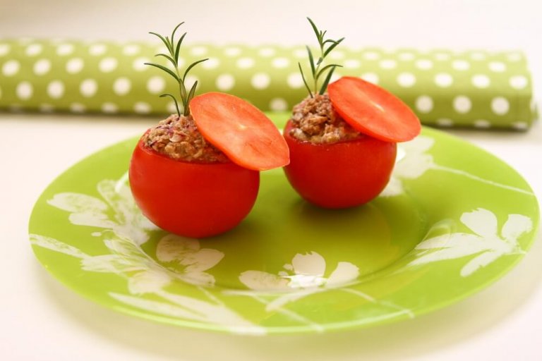 Tomates farcies au thon : recette légère et délicieuse