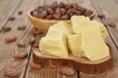 le beurre de cacao pour atténuer les vergetures