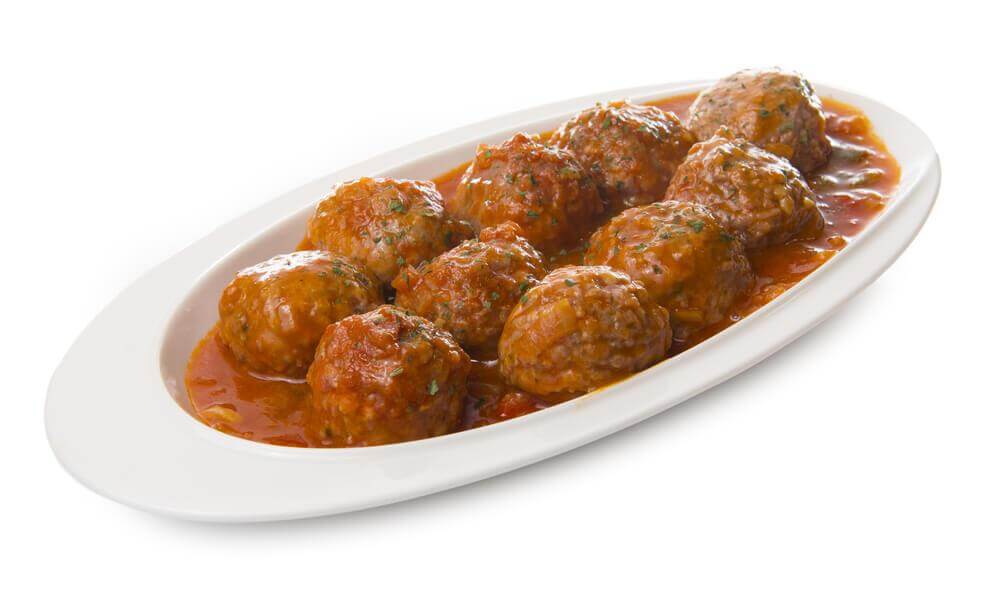 Boulettes à l'avoine et au fromage accompagnées d'une sauce épicée