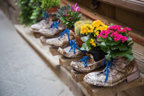 vieilles chaussures recyclées en pots de fleurs